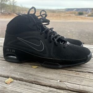 Men’s basketball shoe
